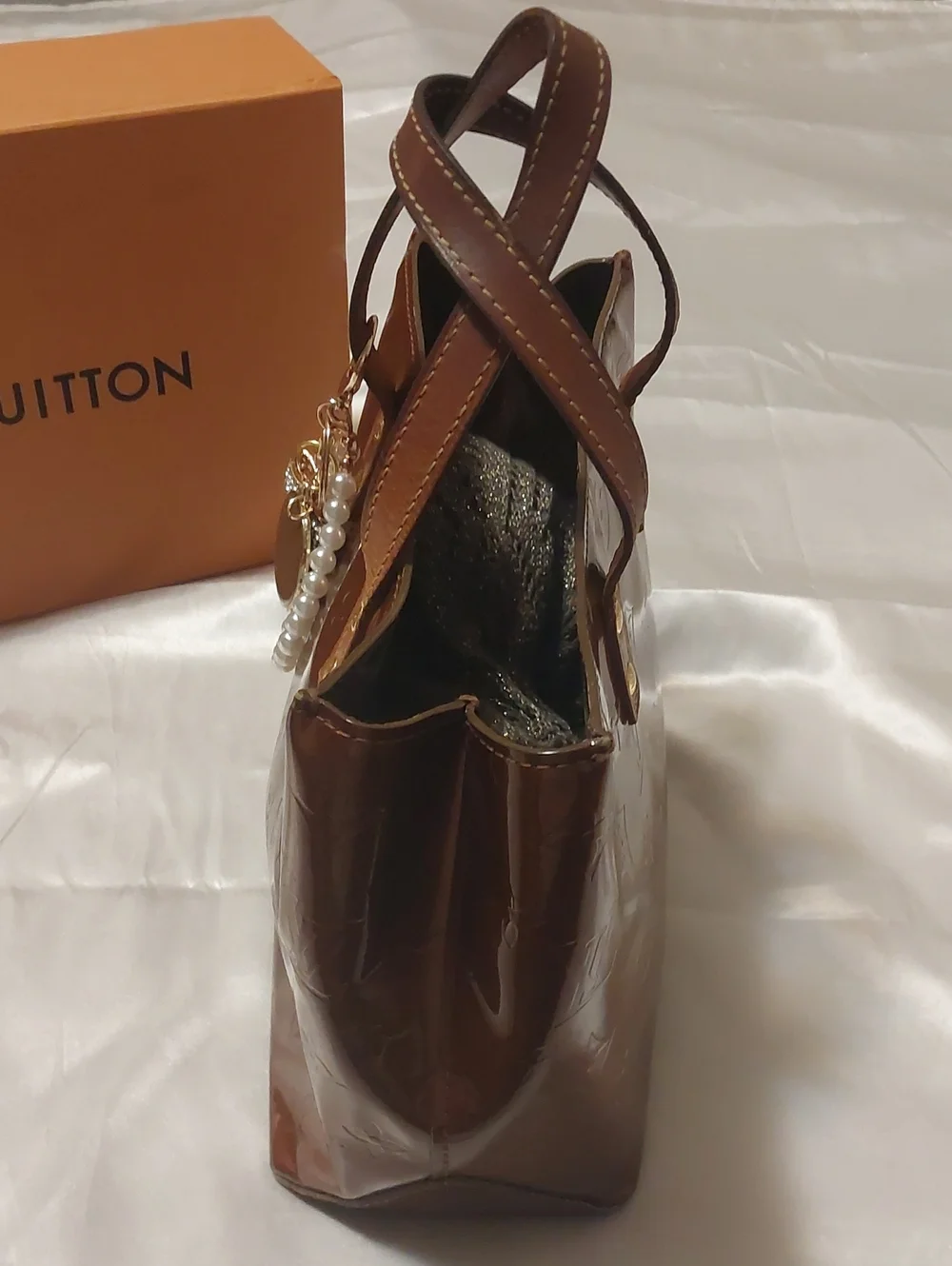💯% Louis Vuitton Vernis Brown Patent Leather Tote with LV Trunks & Bags Charm🎀